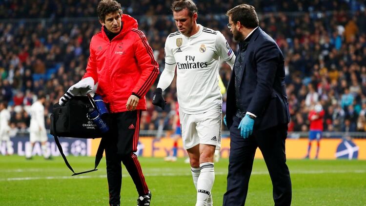 Bale fue atendido afuera de la cancha pero reingresó y terminó el encuentro en Madrid (REUTERS/Juan Medina)