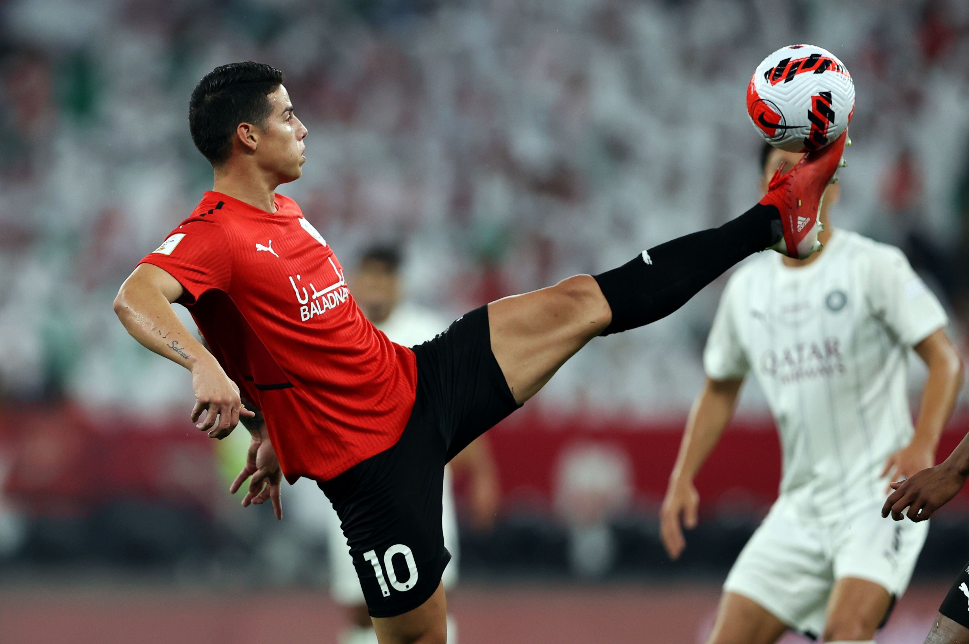 James Rodríguez en acción con el Al-Rayyan en la final de la Copa del Emir, ante el Al-Sadd. REUTERS/Ibraheem Al Omari