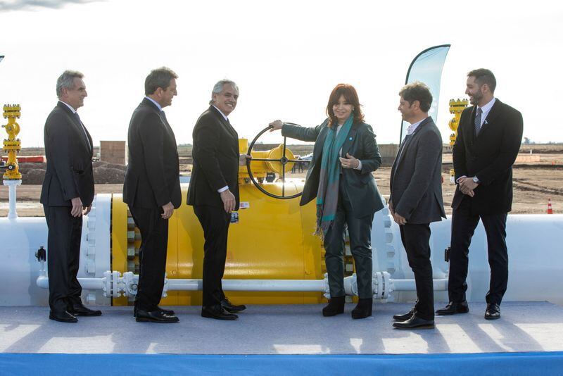 El presidente Fernández, la vicepresidenta Cristina Fernández y el candidato Sergio Massa, entre otros, en la inauguración del gasoducto, en Salliqueló, en julio pasado