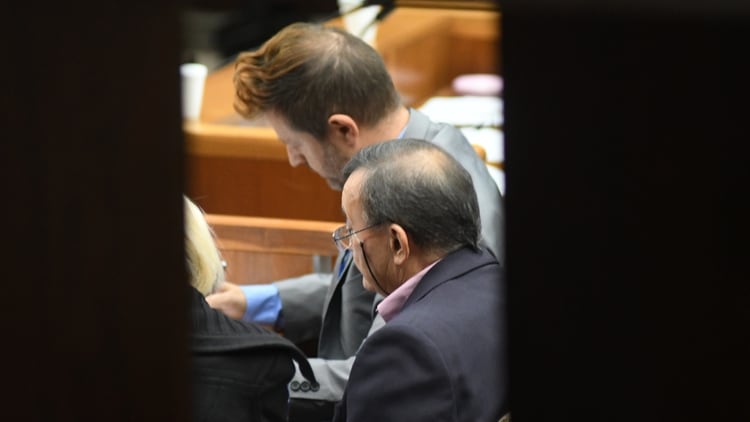 Entreabierto: Villar Cataldo en el juicio con su abogado defensor (Fabián Ramella)