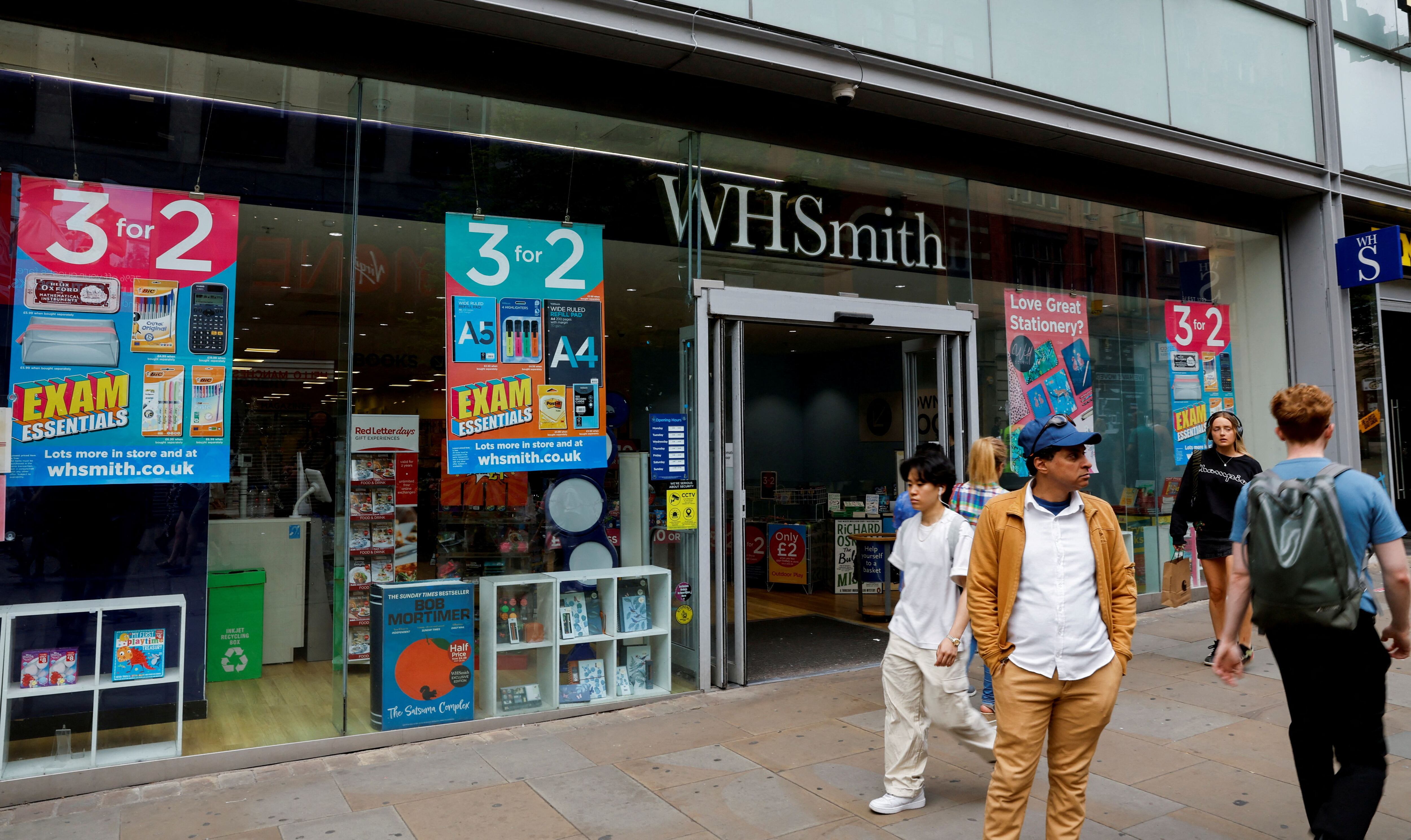 La gente pasa por delante de una tienda WH Smith en Manchester, Gran Bretaña, 26 de mayo de 2023. REUTERS/Jason Cairnduff/Archivo