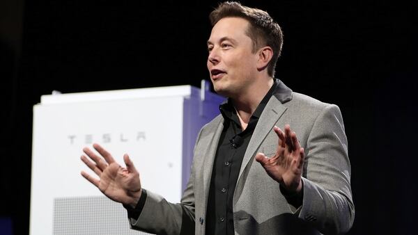 Elon Musk, creador de Tesla y Space X, explicó en varias oprtunidades que es necesario regular el avance de la inteligencia artificial. (AFP PHOTO / DAVID MCNEW)
