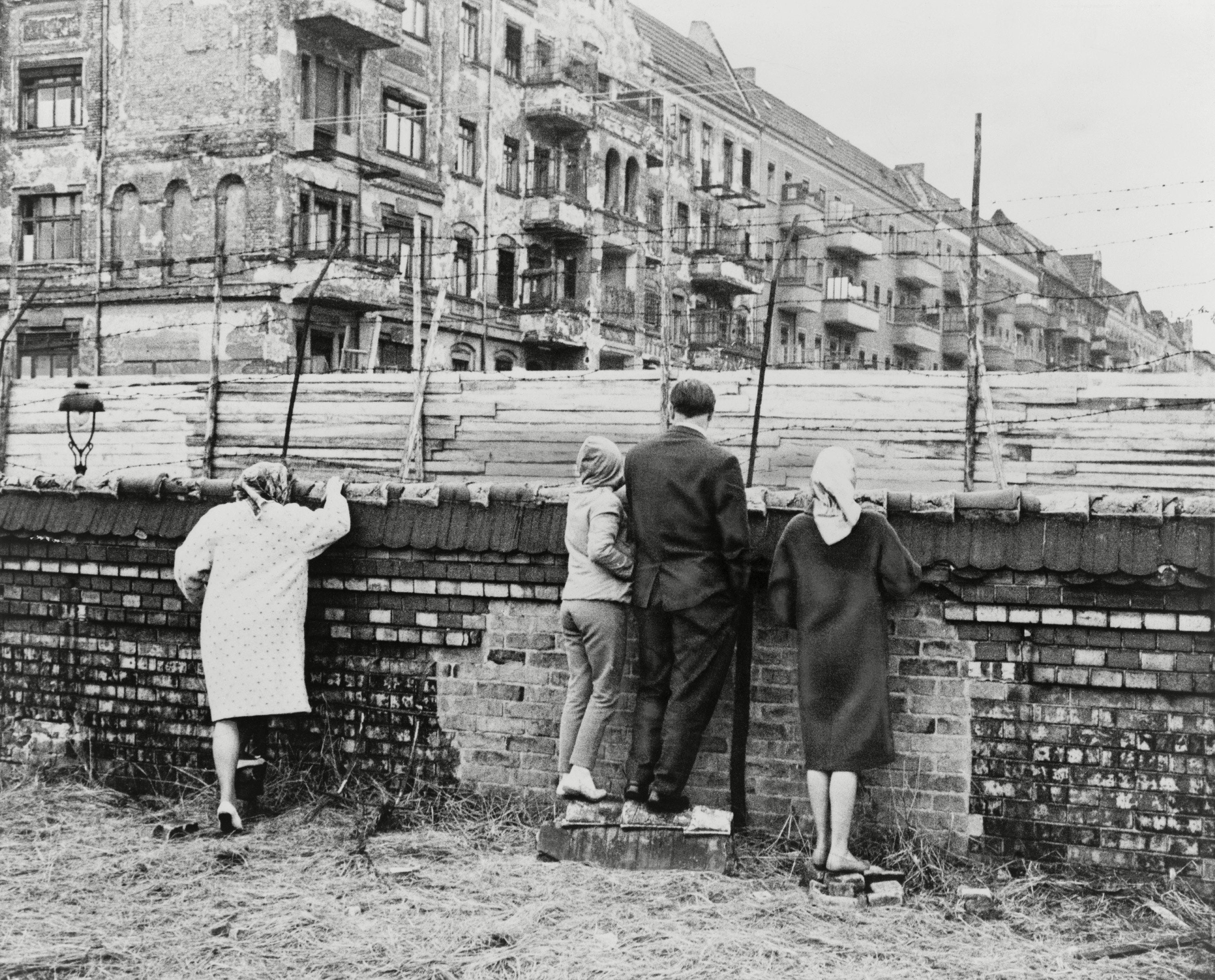 Berlineses occidentales espían sobren el muro en 1962.