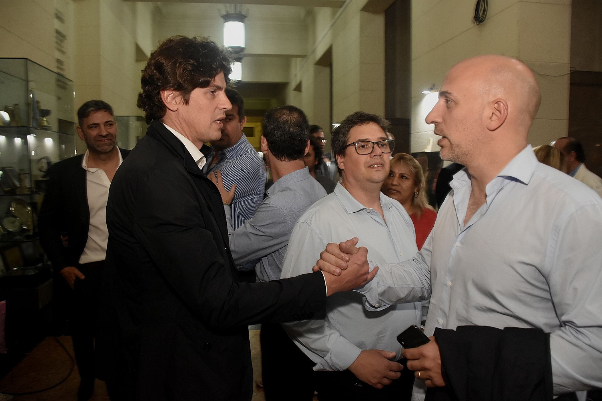 Lousteau saludando a Emilio Yacobitti 