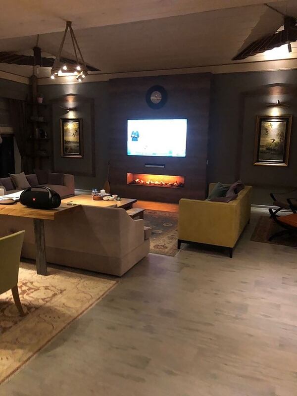Sala con TV extra grande y hogar: una sala a puro lujo