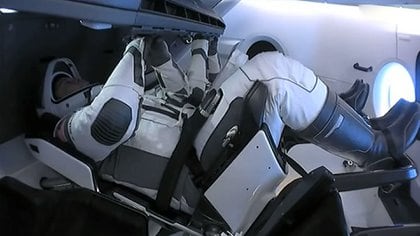 Los astronautas en la cápsula Dragon, camino a la Tierra