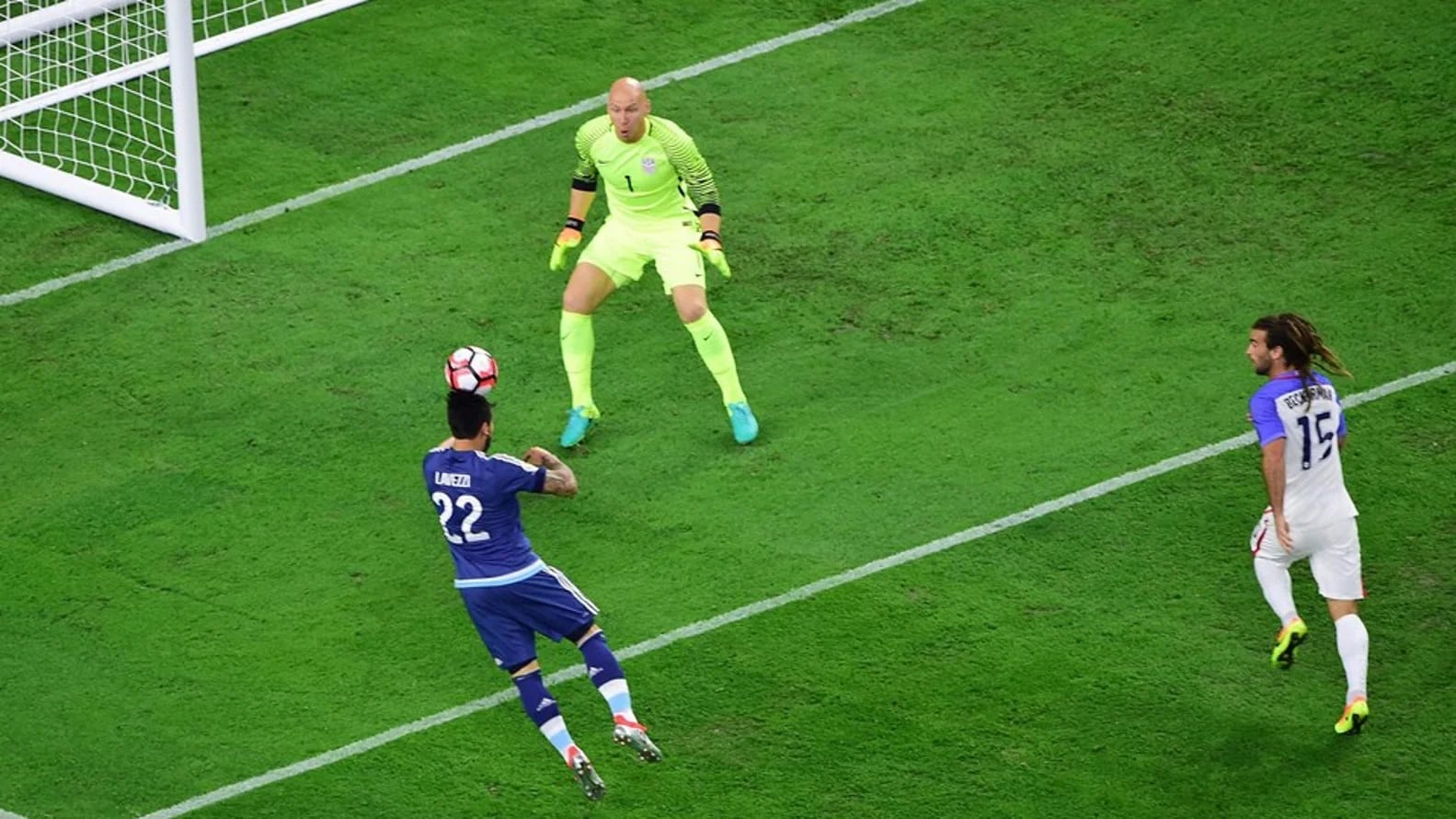Lavezzi impacta el balón que terminará en la apertura del marcador (FIFA)