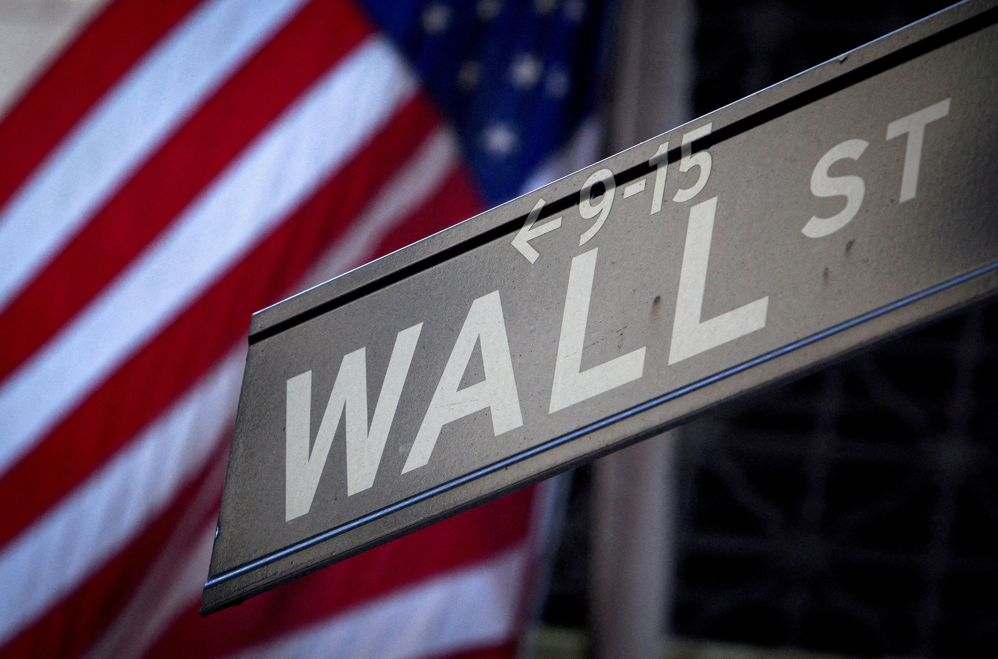 Un cartel de Wall Street aparece en el exterior de la Bolsa de Nueva York, en Nueva York, 28 de octubre de 2013. REUTERS/Carlo Allegri/Archivo