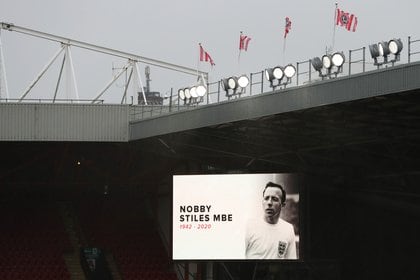 La Premier League le rindió un sentido homenaje a Stiles durante un partido entre el Sheffield United y el Manchester City 