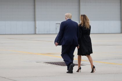 El presidente de los Estados Unidos, Donald Trump, y la primera dama Melania Trump caminan juntos cuando llegan al aeropuerto John Murtha Johnstown-Cambria County antes de asistir a la decimonovena celebración anual del 11 de septiembre en Johnstown, Pensilvania, el 11 de septiembre de 2020 (REUTERS / Jonathan Ernst)