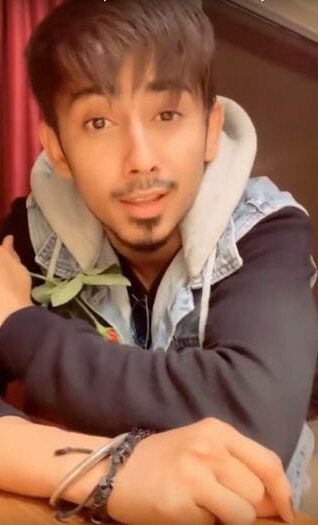 Adnaan Shaikh (@adnaan07) es uno de los miembros de un grupo de personas influyentes indias en las redes sociales llamado Team 07, cuyos integrantes se encuentran entre las cuentas más populares de la plataforma. El equipo, incluido Shaikh, de 23 años, a menudo publica videos de sketches cómicos (Youtube)