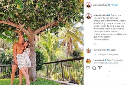 La pareja aprovecha los días soleados para salir a tomar el sol en el césped (Foto: Instagram)