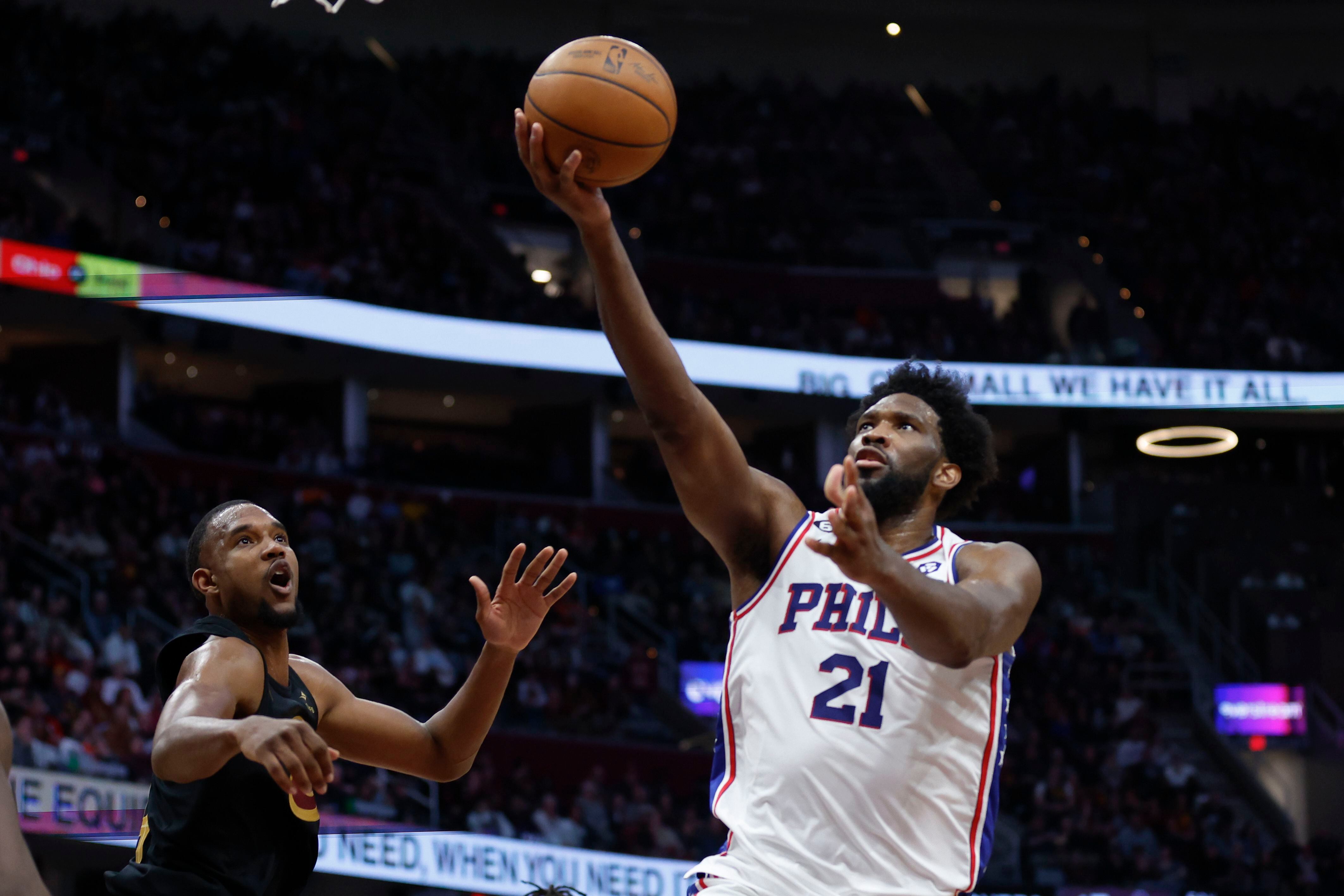 El pívot Joel Embiid (21), de los Sixers de Filadelfia, se alista para anotar en contra del alero de los Cavaliers de Cleveland Evan Mobley durante la segunda mitad del juego de baloncesto de la NBA, el miércoles 15 de marzo de 2023, en Cleveland. (AP Foto/Ron Schwane)