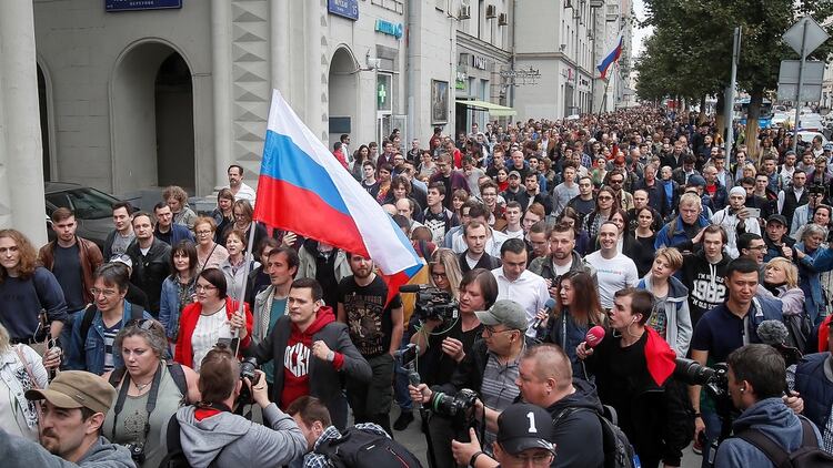 Los manifestantes llegaron con banderas rusas (REUTERS/Maxim Shemetov)
