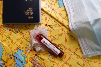 El pasaporte vacunatorio también está pensado para retormar el turismo en todo el mundo -  REUTERS/Dado Ruvic/Illustration