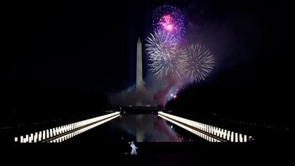 La interpretación de la cantautora dejó impresionados al público que asistió al evento, el mismo presidente Joe Biden observó el momento en el que los fuegos artificiales iluminaron la noche. (Foto: Joshua Roberts/ AFP)