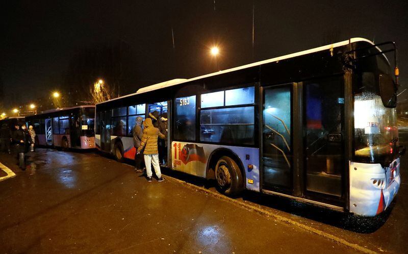 Gente sube a autobuses dispuestos para evacuar a los residentes locales, en la ciudad de Donetsk, controlada por los rebeldes (REUTERS/Alexander Ermochenko)