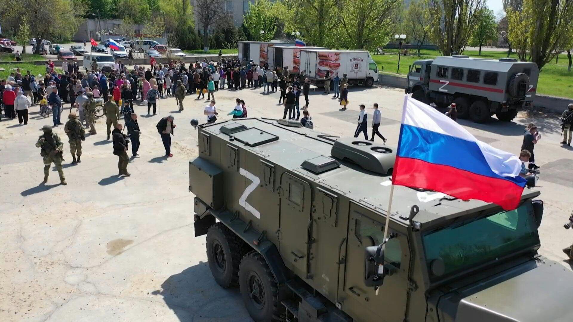 Las tropas de ocupación rusas controlan la entrega de alimentos básicos en una plaza central de Melitopol, una de la ciudades tomadas por los invasores que presenta mayor resistencia en el sur del país. (Andrey Borodulin/AFP)