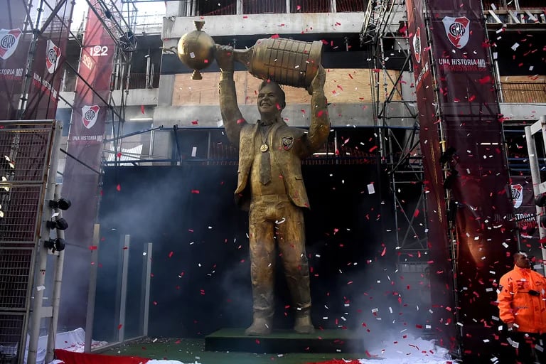 La estatua de Gallardo y el detalle del tamaño de su entrepierna