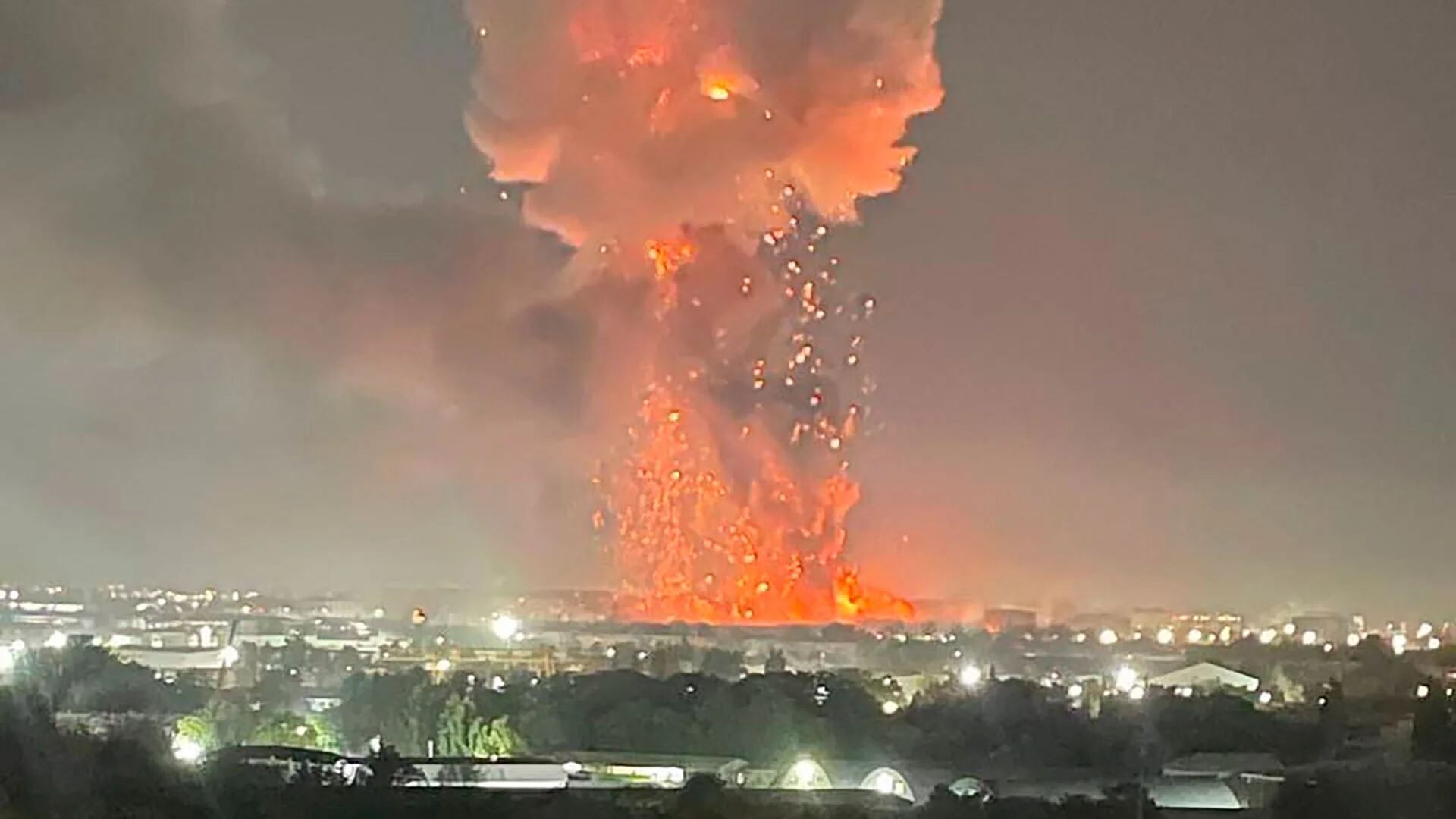 Explosión e incendio cerca del aeropuerto de la capital de Uzbequistán