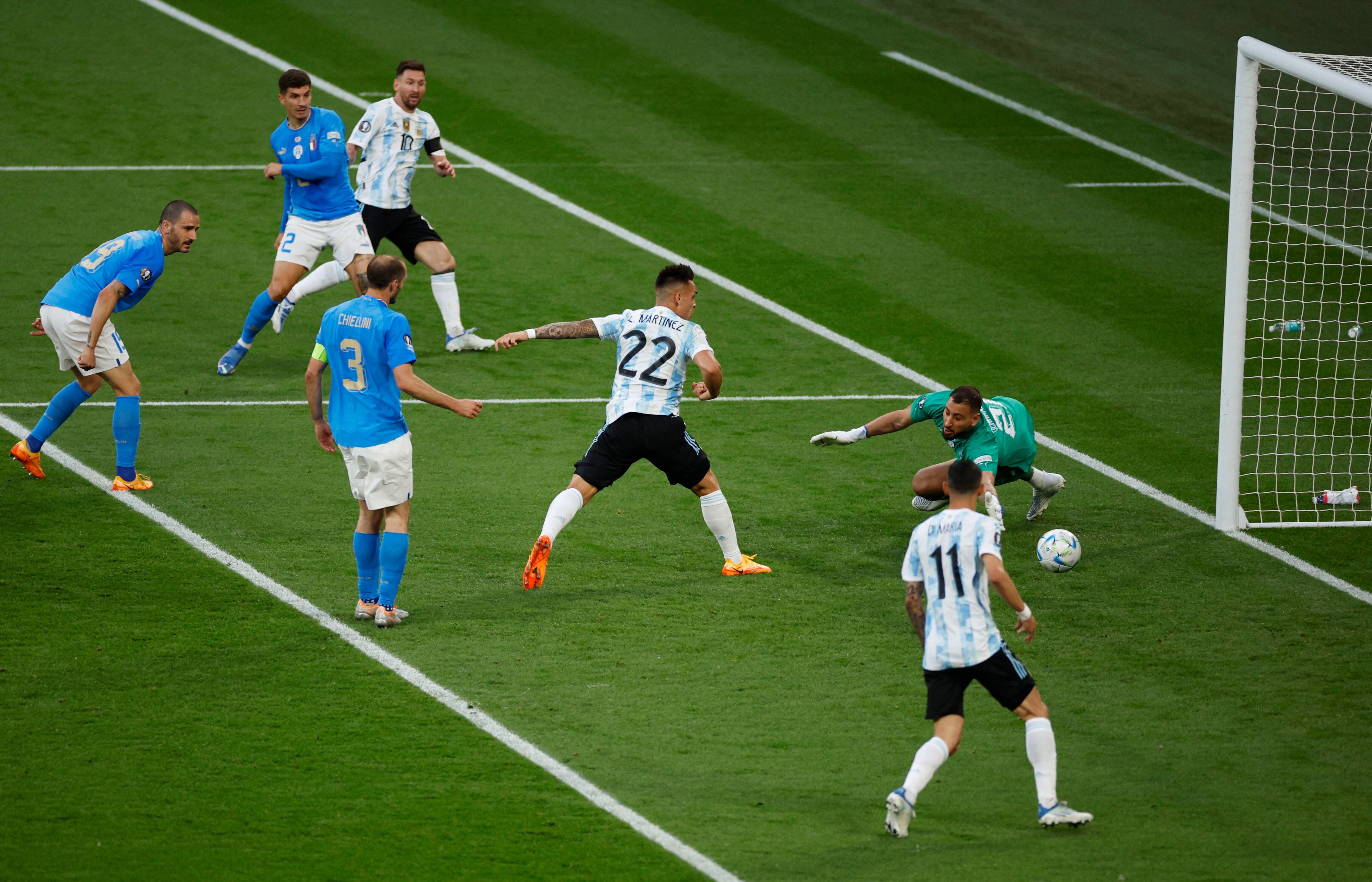 Messi ya soltó el centro, Martínez conectó, Di María esperaba por las dudas... (REUTERS/John Sibley)