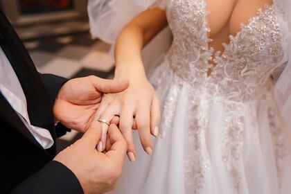 Con anillo de compromiso y una ceremonia en la que no faltó nada, Yuri y "Margo" son finalmente marido y mujer
