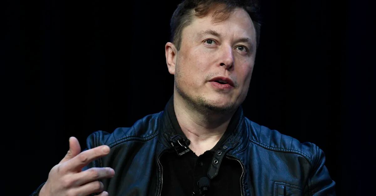 Twitter: Musk apologizes for mocking fired employee