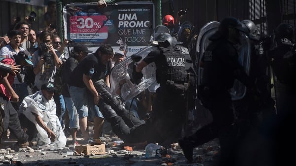 Mariano Stansiola levanta las piernas del policía herido (Adrián Escandar)