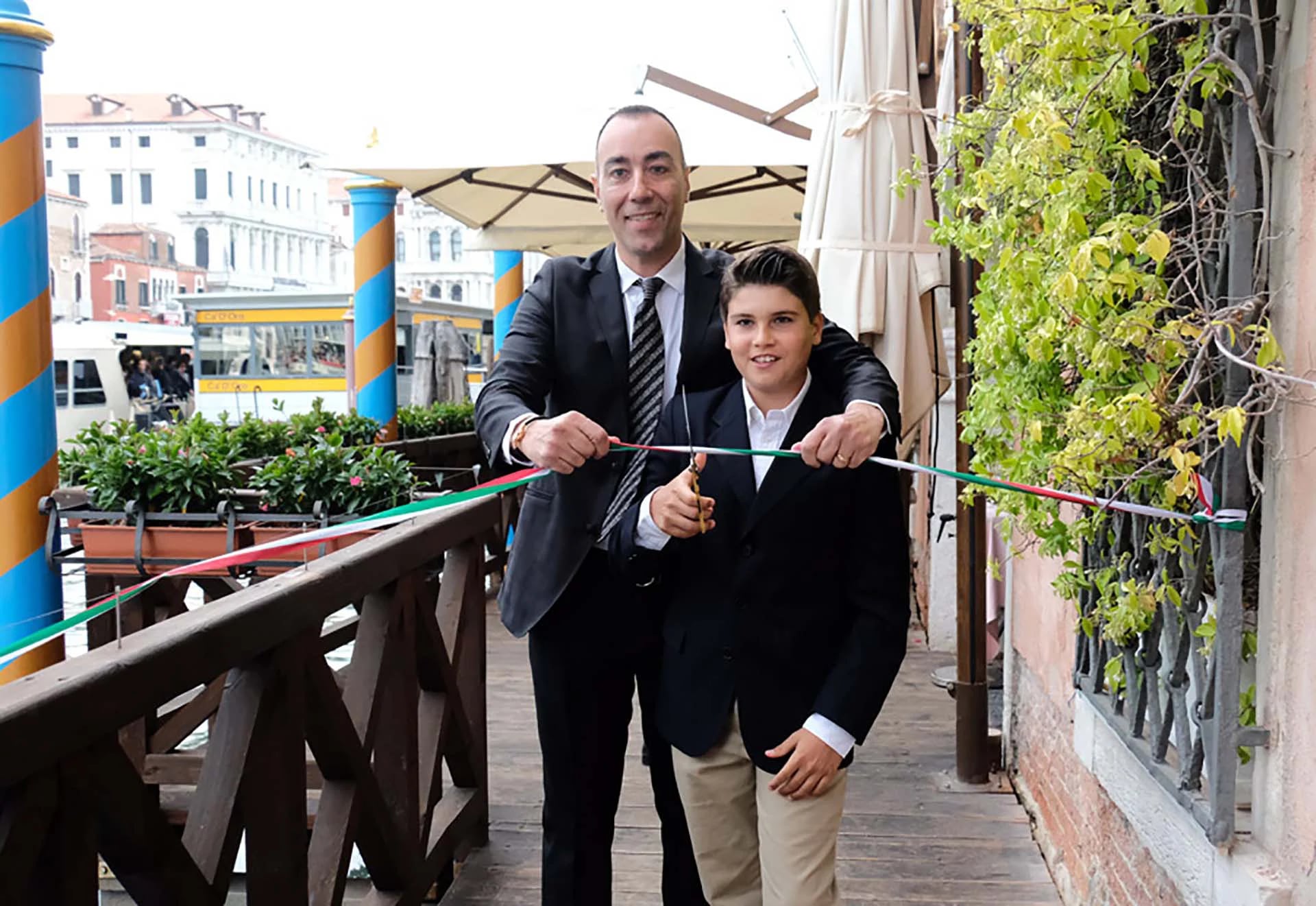 Lorenzo Quinn junto a su hijo: su inspiración.