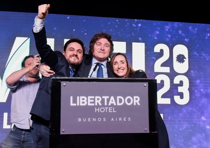 El candidato presidencial argentino de La Libertad Avanza, Javier Milei, celebra junto a Ramiro Marra, candidato a jefe de gobierno de Buenos Aires, y a Victoria Villarruel, candidata a vicepresidente, en el escenario de su búnker de campaña el día de las elecciones primarias (REUTERS/Stringer)