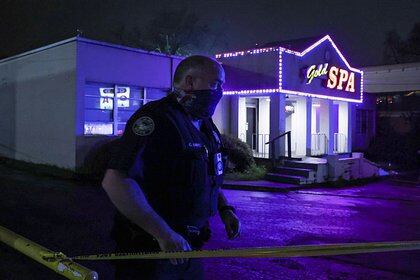 Foto del martes de un oficial de la policía de Atlanta fuera de un spa donde se produjo un tiroteo. 
Mar 16, 2021.    REUTERS/Chris Aluka Berry