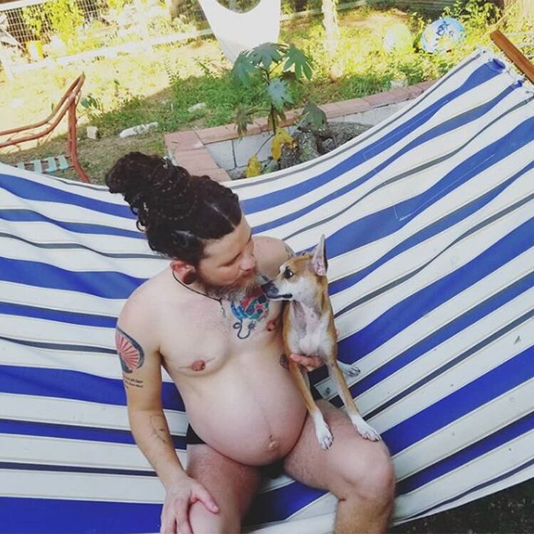Wyley Simpson llevaba seis años de tratamientos hormonales cuando quedó embarazado (Instagram @uptownstudio)