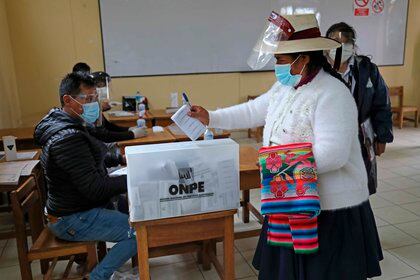 Una mujer ejerce su derecho al voto durante las elecciones presidenciales, el 11 de abril de 2021, en un centro de votación en Cusco (Perú). EFE/ Stringer/Archivo