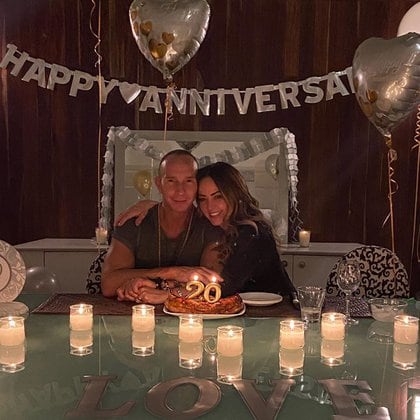 La pareja celebró su aniversario presumiendo el comedor de su casa (Foto: Instagram @ andrealegarreta)