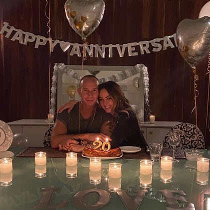 La pareja celebró su aniversario de bodas dejando ver el comedor de su casa (Foto: Instagram@andrealegarreta)