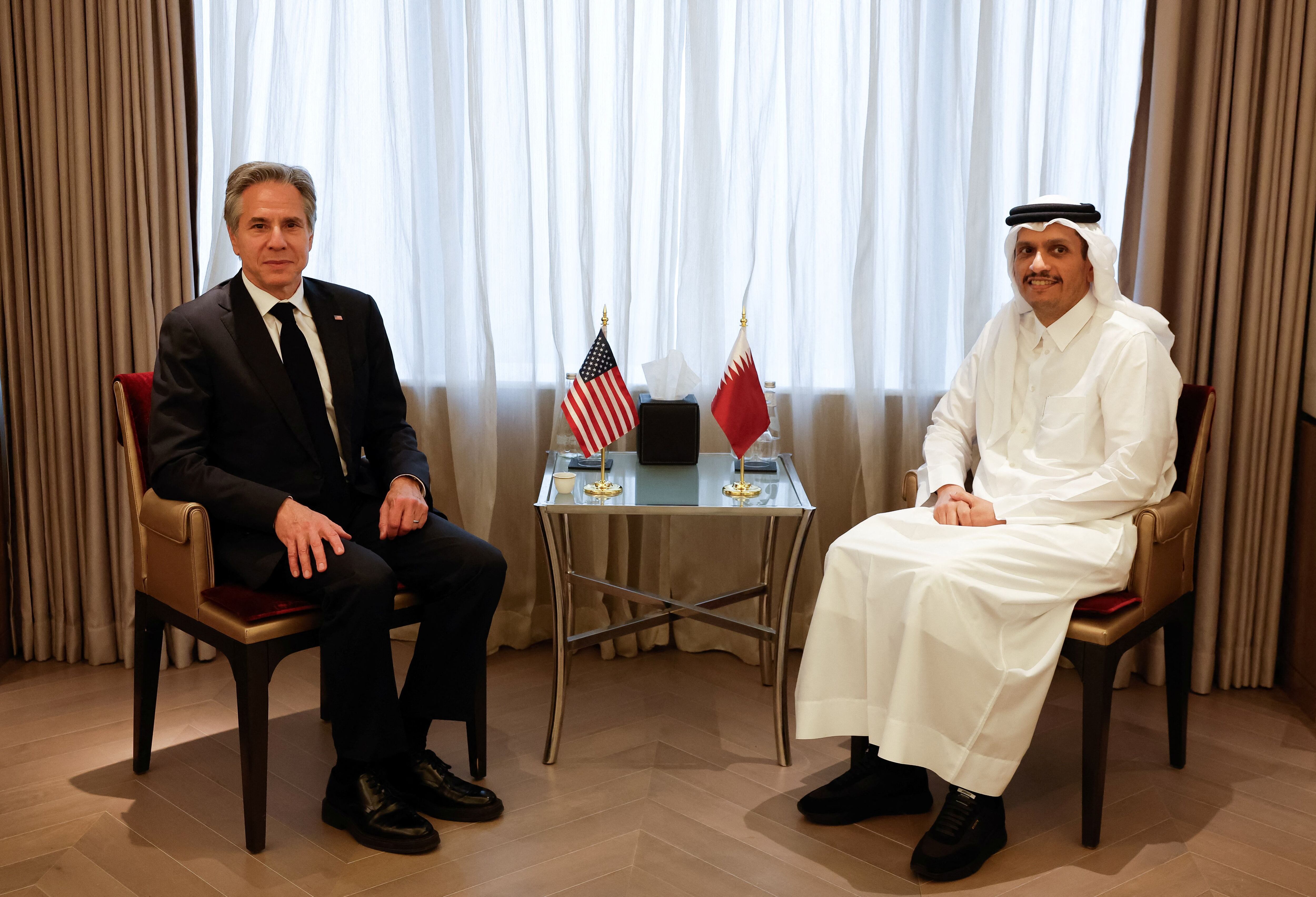 Antony Blinken junto a Mohammed bin Abdulrahman Al Thani, primer ministro y canciller de Qatar