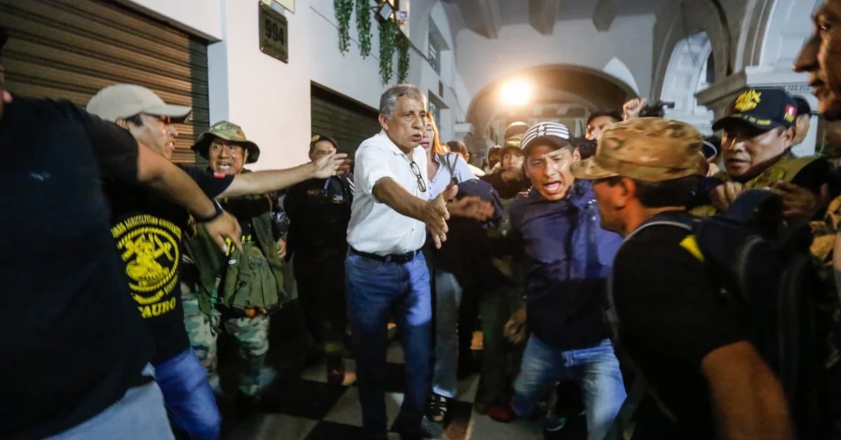 Protesters throw bottles and boo Antoro Humala for recognizing Dina Poulwart as president