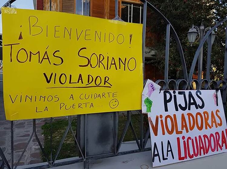 Los carteles que pegaron los manifestantes en sede fiscal cuando se presentó Tomás Soriano, quien tiene negada ahora la visa para regresar a los Estados Unidos