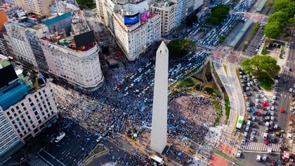 El banderazo en el Obelisco desde el drone de Infobae (Thomas Khazki)