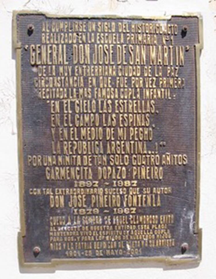 La placa que en homenaje de Piñeiro colocó la Escuela General San Martín