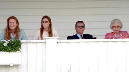 Sara Ferguson, la princesa Beatrice, el príncipe Andrew y la Reina Isabel, en junio de 2004 (Shutterstock)