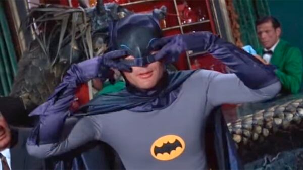 Un clásico gesto de Adam West en la serie Batman, para la TV entre 1966 y 1968