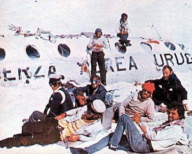 Parte de los sobrevivientes junto al fuselaje del Fairchild de la Fuerza Aérea Uruguaya en el Valle de las Lágrimas en la Cordillera de Los Andes (Gentileza Antonio Vizintín)