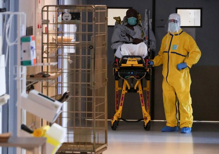 Un paciente con coronavirus arriba a un hospital (REUTERS/Yves Herman)