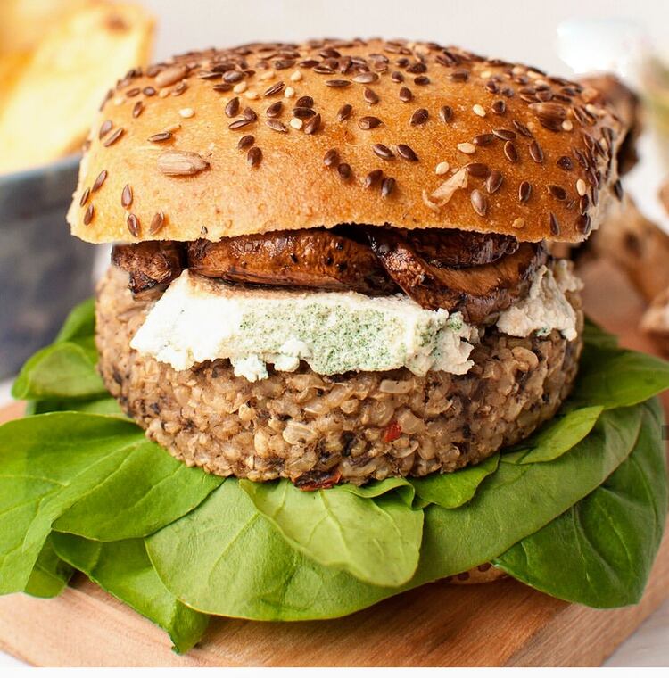 La “hamburguesa Le Bleu” que es un medallón de hongos, rúcula, espinaca, queso azul vegano y porotos al aceto
