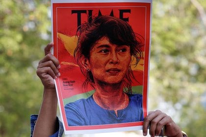 FOTO DE ARCHIVO-Una persona sostiene una imagen de Aung San Suu Kyi después de que ocurrió un golpe de Estado militar en Myanmar, afuera de la sede de Naciones Unidas en Bangkok, Tailandia. 3 de febrero, 2021. REUTERS/Soe Zeya Tun
