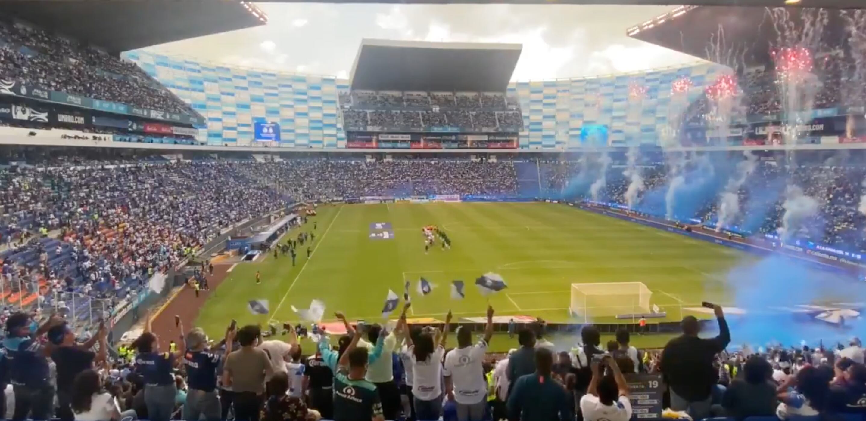 El Estadio Cuauhtémoc recibió con pirotecnia al Puebla vs su partido contra Santos (Foto: Twitter/@ClubPueblaMX)