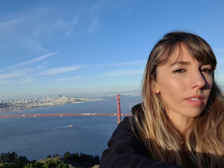 La cámara de selfie ofrece resolución de 40 MP.