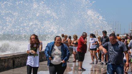 La Atraccion Menos Pensada Con La Marea Alta Los Turistas Jugaron A Empaparse En La Costanera Infobae Desafio da base 100% protegida contra tsunami de cupcake! la marea alta los turistas jugaron