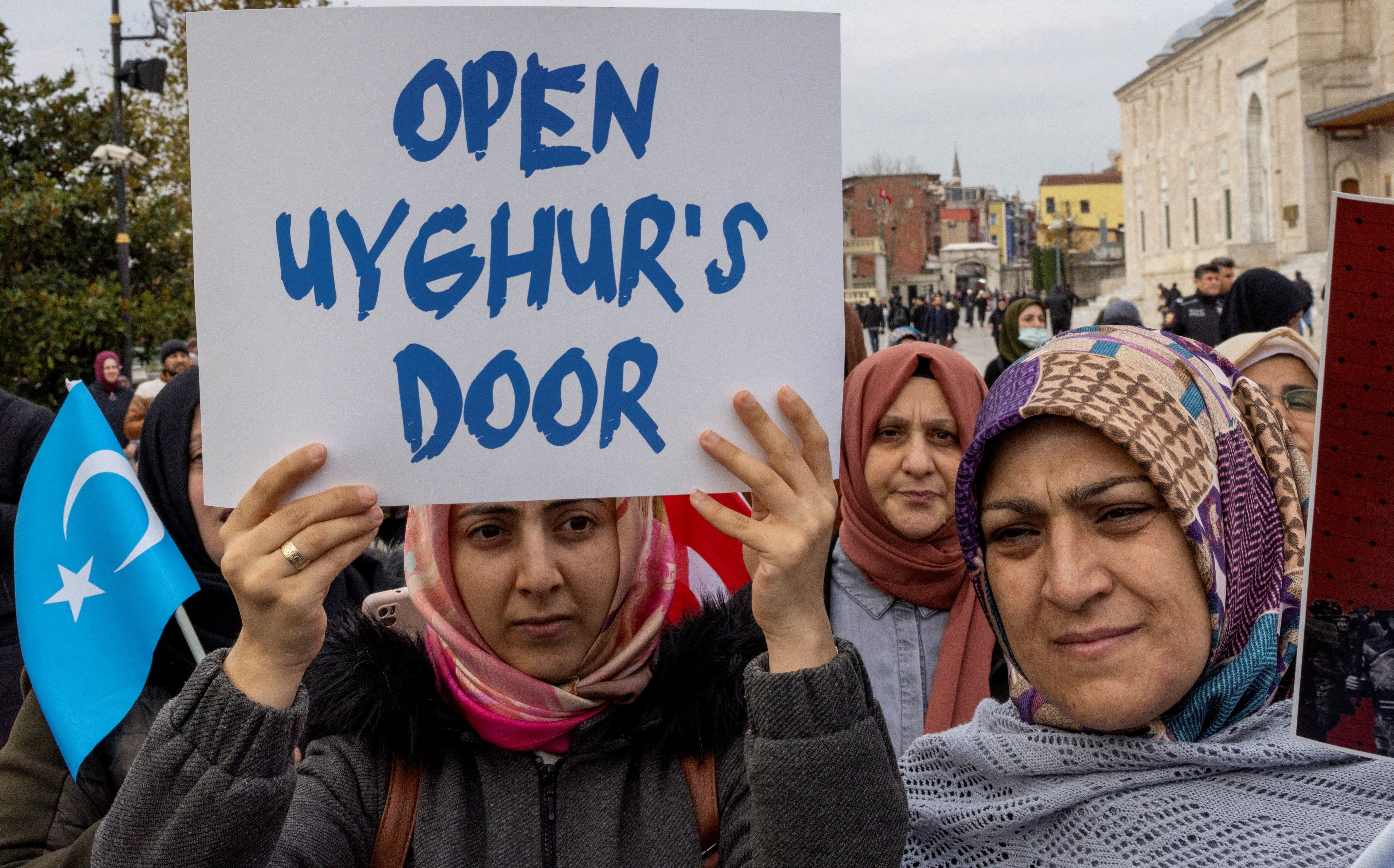 Miembros de la minoría uigur durante una protesta contra China en Estambul, Turquía (REUTERS/Umit Bektas/archivo)